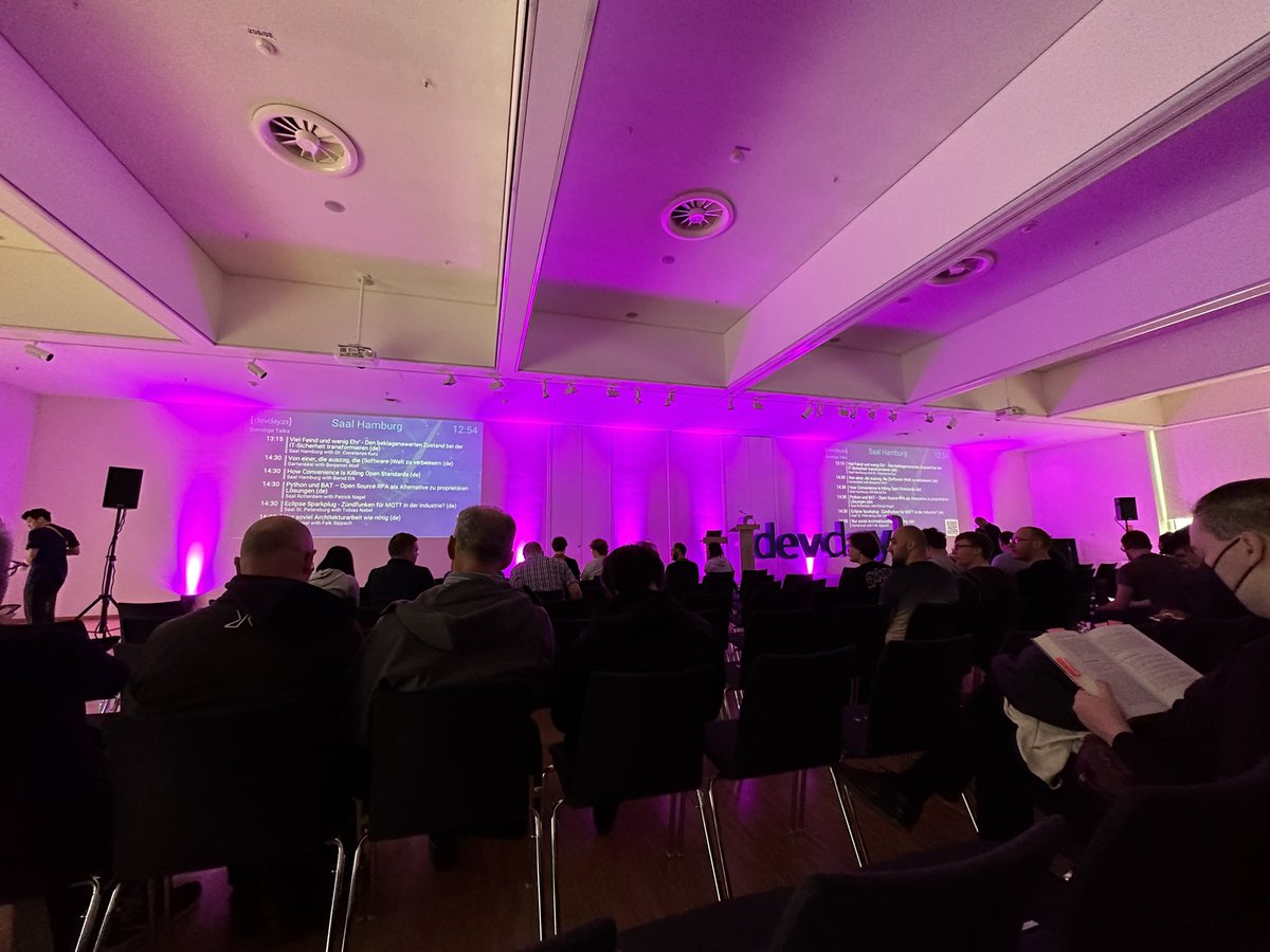 <a href="/devdaydresden/">dev day</a> auf gehts zur Keynote #devdaydd