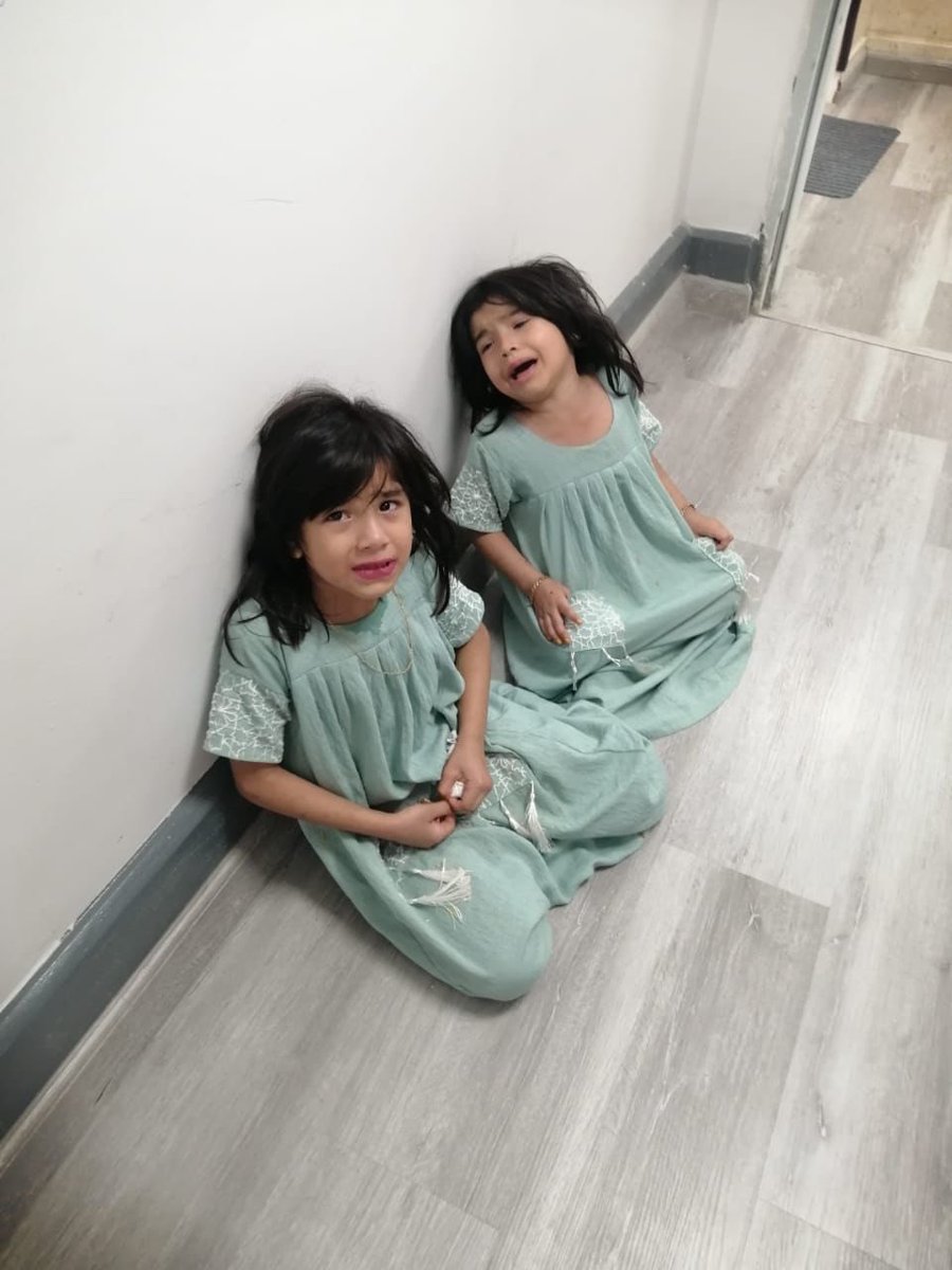 طفلتين ضائعات عن امهم بالحرم الطفلتين حالياً موجود في حضانة الحرم بالله وصلوا هالرسالة لقروبات جدة خاصة حي المنارة والله يجزاكم خير