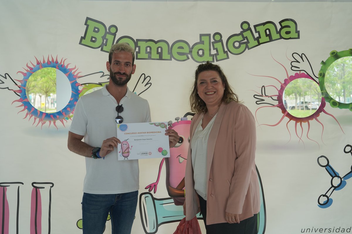 🏆 Se ha entregado a Benjamín Gaya, docente de <a href="/enfermeriaUSJ/">Enfermería USJ</a>, el premio por haber sido el ganador del concurso para elegir el avatar del grado en #BiomedicinaUSJ.