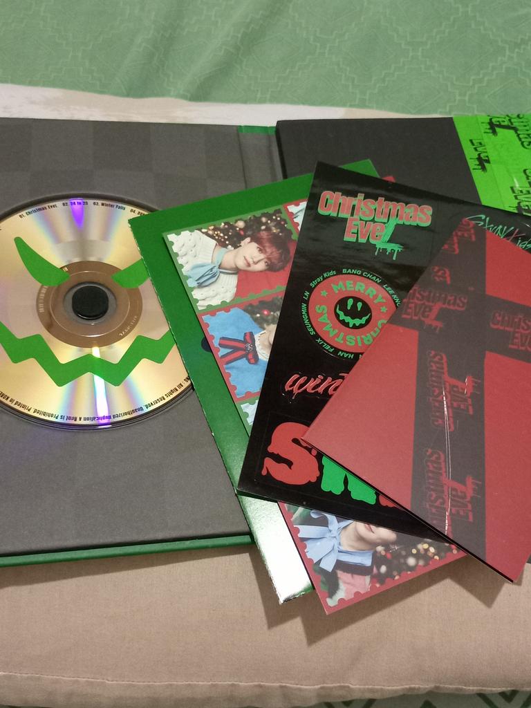 azihaul_'s tweet photo. ✧*。#azihaulsells || #azihaulbudol
wts • lfb • ph
mop: gcash
mod: ggx direct 
loc: malabon city
• unsealed christmas evel album (lim ver.) (Pb, sticker, Poster, christmas seal, Christmas card, Cd) -> 100 pesos + Sf
(may slight dent sa left edge) 
•Payo/2days reservation https://t.co/L5dqYhc31P