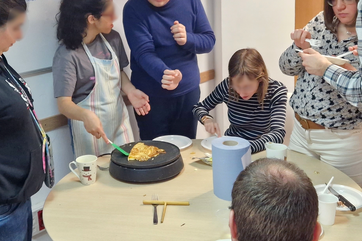 AEspecAutista's tweet image. 🍴 Un dels grups d'adults preparem creps!🥞

♾ Els espais de #lleure no només motiven a aprendre coses noves, sinó també a enfortir amistats i prendre confiança en les dinàmiques de grup.

#Asperger #Autisme #SocAutista #TEA #Neurodivergència #AutismeAdult #Neurodiversitat
