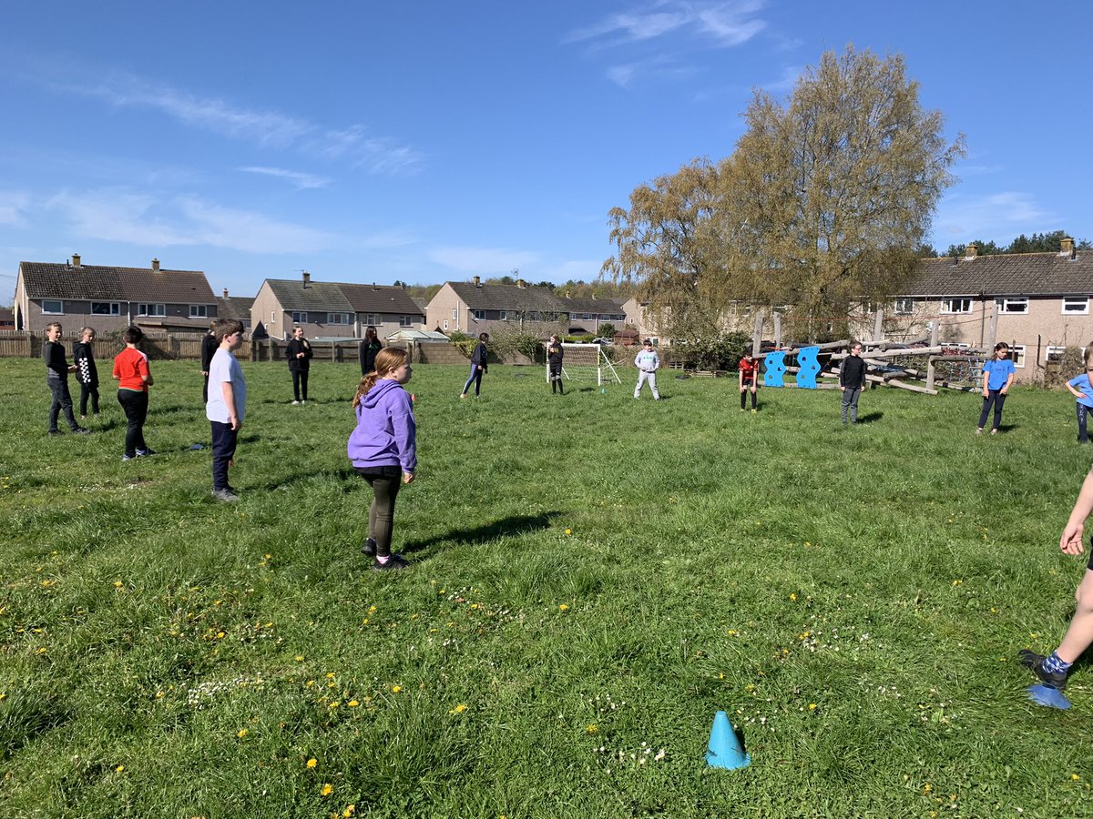 Ysgolyffin's tweet photo. Roedd dechrau’r bore gyda sesiwn rygbi yn yr haul yn hyfryd - diolch @DRA_Community

Kicking off our morning with a rugby session in the sun was lovely - diolch @DRA_Community 

#dosbarthbranwen https://t.co/EpAJcZVToo