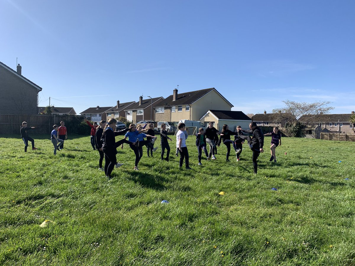 Ysgolyffin's tweet photo. Roedd dechrau’r bore gyda sesiwn rygbi yn yr haul yn hyfryd - diolch @DRA_Community

Kicking off our morning with a rugby session in the sun was lovely - diolch @DRA_Community 

#dosbarthbranwen https://t.co/EpAJcZVToo
