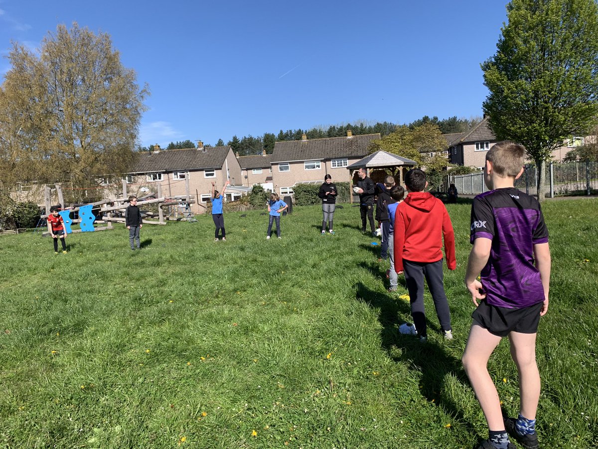 Roedd dechrau’r bore gyda sesiwn rygbi yn yr haul yn hyfryd - diolch <a href="/DRA_Community/">DRAGONS RFC COMMUNITY 🐉</a>

Kicking off our morning with a rugby session in the sun was lovely - diolch <a href="/DRA_Community/">DRAGONS RFC COMMUNITY 🐉</a> 

#dosbarthbranwen