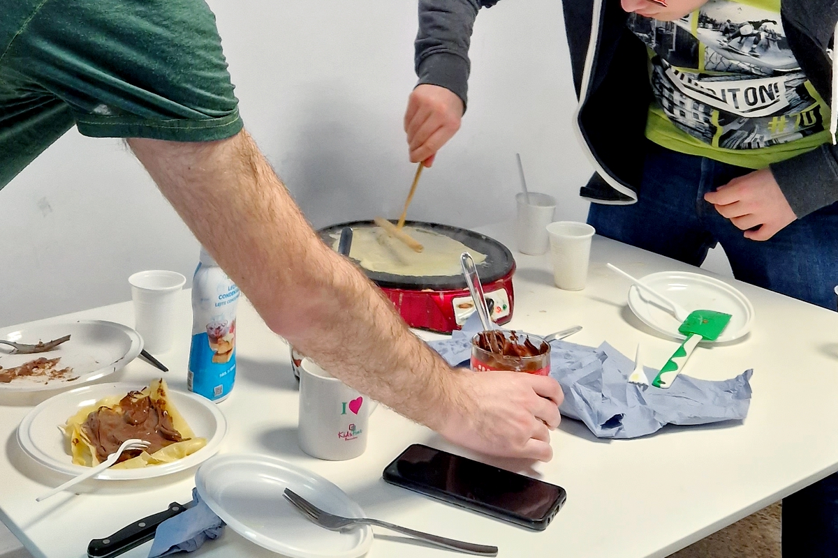 AEspecAutista's tweet image. 🍴 Un dels grups d'adults preparem creps!🥞

♾ Els espais de #lleure no només motiven a aprendre coses noves, sinó també a enfortir amistats i prendre confiança en les dinàmiques de grup.

#Asperger #Autisme #SocAutista #TEA #Neurodivergència #AutismeAdult #Neurodiversitat