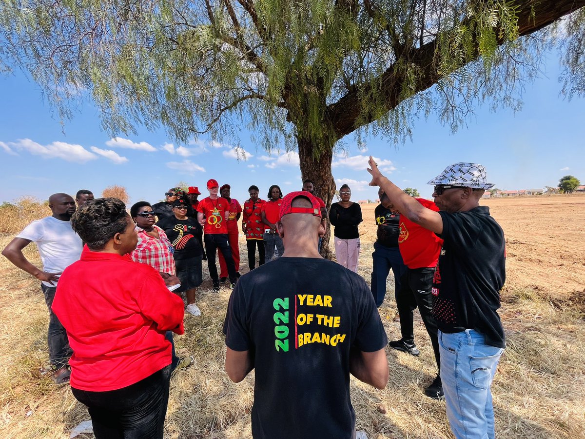 EFF_Limpopo's tweet photo. 🔺Happening Now🔺

-EFF Limpopo Leadership led by Provincial Chairperson Cmsr @TshilidziMaraga leading a preparatory meeting at Disteneng, Polokwane Sub-Region Ward 23 ahead of the Voter Registration Campaign Launch on Friday, 28 April 2023.

#RegisterToVoteEFF https://t.co/U46MdboB8R