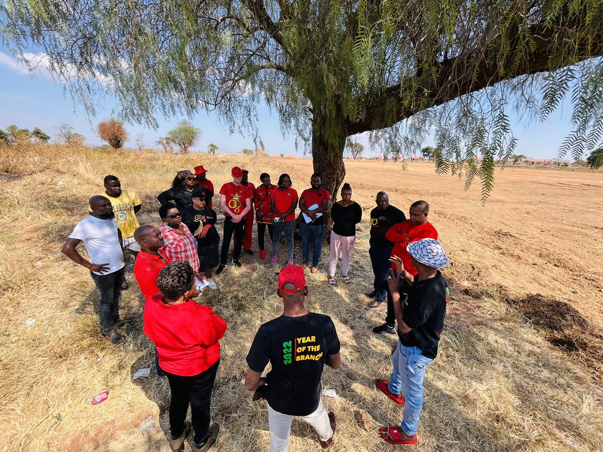 EFF_Limpopo's tweet photo. 🔺Happening Now🔺

-EFF Limpopo Leadership led by Provincial Chairperson Cmsr @TshilidziMaraga leading a preparatory meeting at Disteneng, Polokwane Sub-Region Ward 23 ahead of the Voter Registration Campaign Launch on Friday, 28 April 2023.

#RegisterToVoteEFF https://t.co/U46MdboB8R