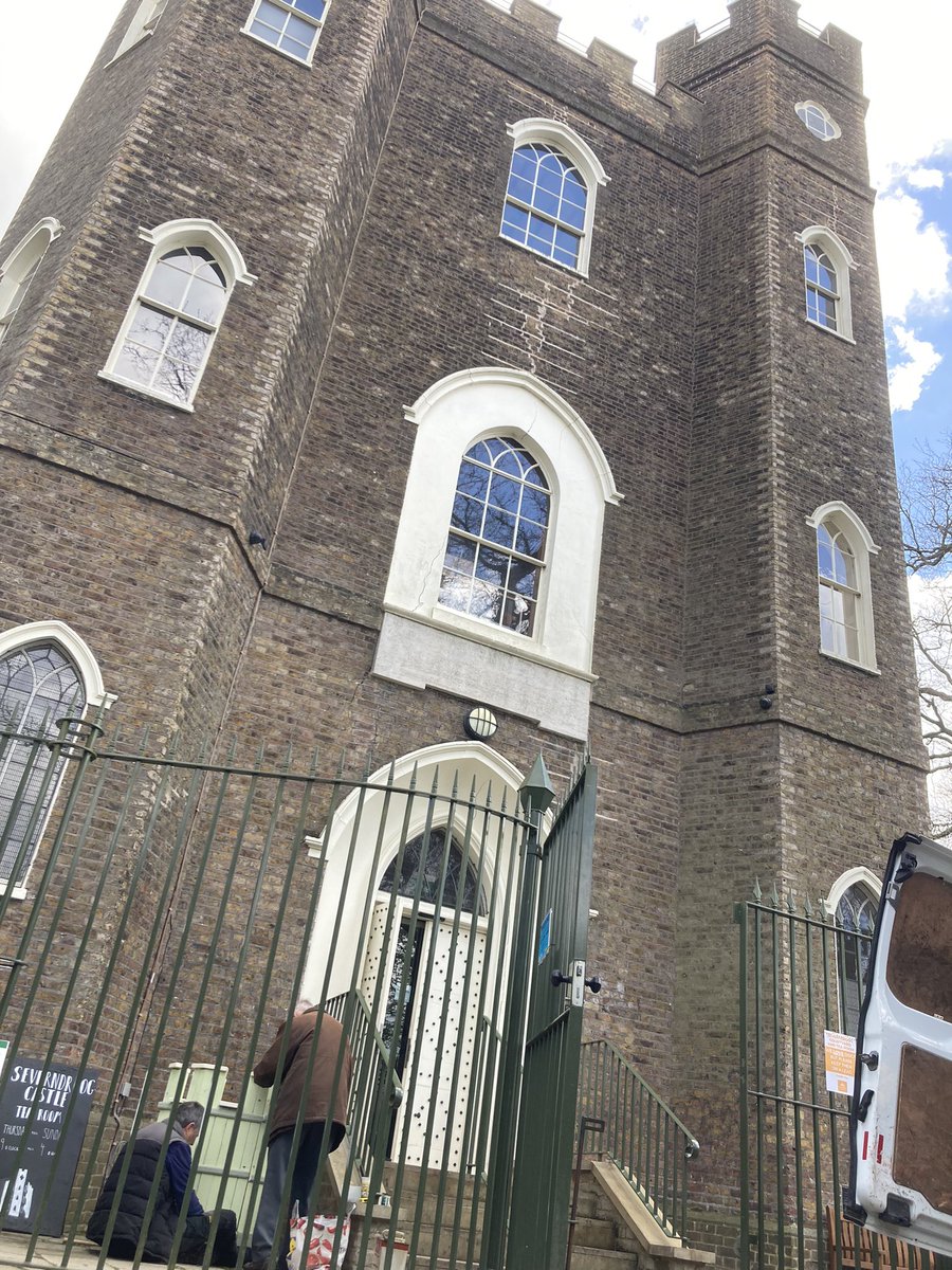 Severndroog's tweet photo. The challenge was to build a planter that could live up to the scale of the Castle.

90 year old, retired architect, John, from the @meninshedsAUK project took that challenge, designing and building from scratch!

Thank you, John!

@bbcsoutheast @Royal_Greenwich @SEninemag https://t.co/FxZ04Vptij