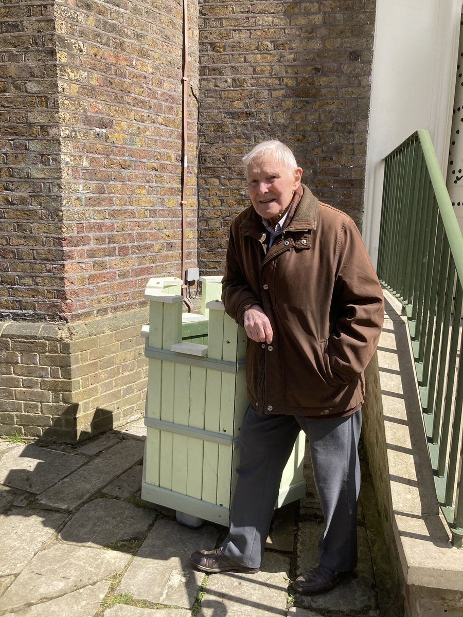 Severndroog's tweet photo. The challenge was to build a planter that could live up to the scale of the Castle.

90 year old, retired architect, John, from the @meninshedsAUK project took that challenge, designing and building from scratch!

Thank you, John!

@bbcsoutheast @Royal_Greenwich @SEninemag https://t.co/FxZ04Vptij