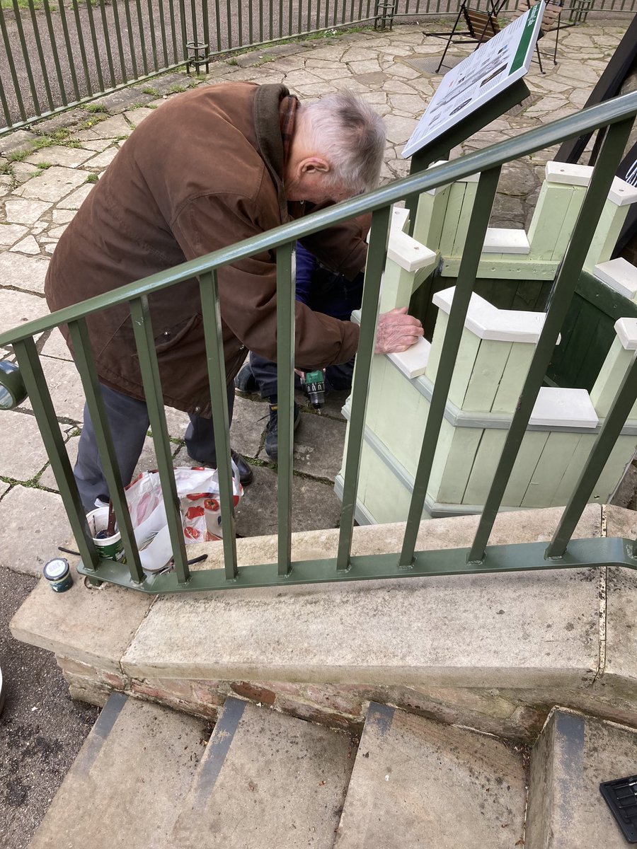 Severndroog's tweet photo. The challenge was to build a planter that could live up to the scale of the Castle.

90 year old, retired architect, John, from the @meninshedsAUK project took that challenge, designing and building from scratch!

Thank you, John!

@bbcsoutheast @Royal_Greenwich @SEninemag https://t.co/FxZ04Vptij