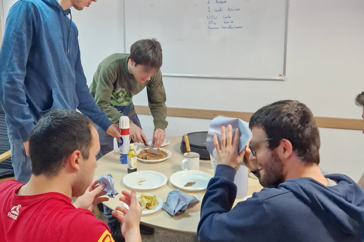 AEspecAutista's tweet image. 🍴 Un dels grups d'adults preparem creps!🥞

♾ Els espais de #lleure no només motiven a aprendre coses noves, sinó també a enfortir amistats i prendre confiança en les dinàmiques de grup.

#Asperger #Autisme #SocAutista #TEA #Neurodivergència #AutismeAdult #Neurodiversitat