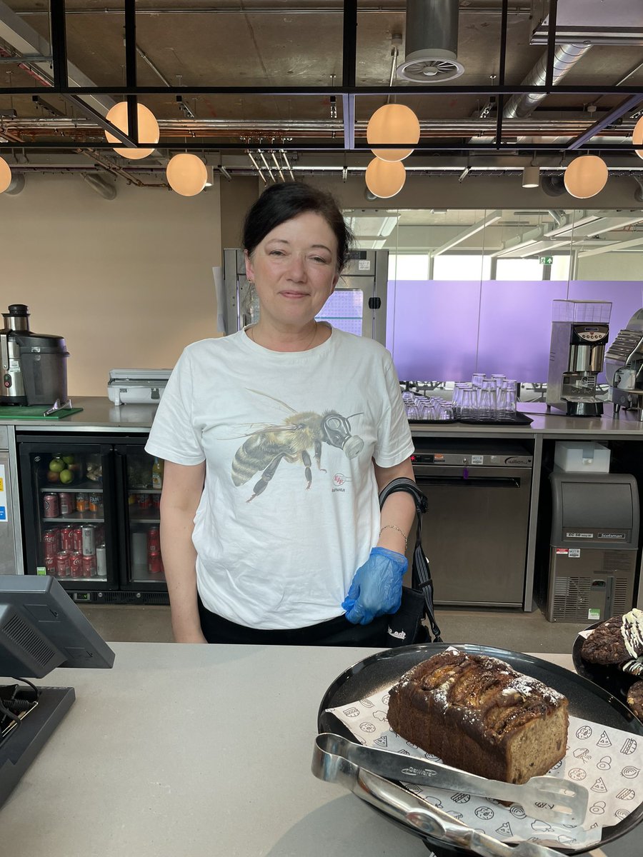 HighgateHoney's tweet photo. When you buy some lunch wearing your beesuit and the lady behind the till takes off her apron to show you her T-shirt. Then we end up discussing all the flowers that sheβs raising to grow on her allotment to help bees!
@asos #beekeeperslife #honeybees #plantforbees https://t.co/3HgaxYn8Q3