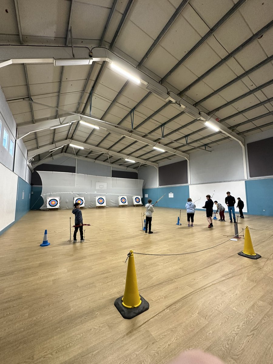 ysgolbroallta's tweet image. Sesiwn saethyddiaeth cyn cinio 🏹 Archery session before lunch 🌯 #blwyddyn6 #pwllglo