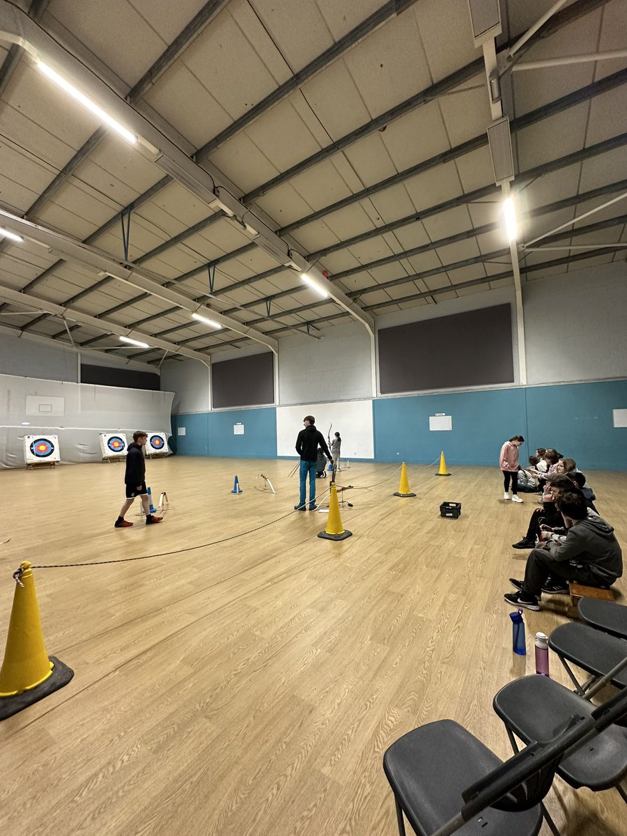 ysgolbroallta's tweet image. Sesiwn saethyddiaeth cyn cinio 🏹 Archery session before lunch 🌯 #blwyddyn6 #pwllglo