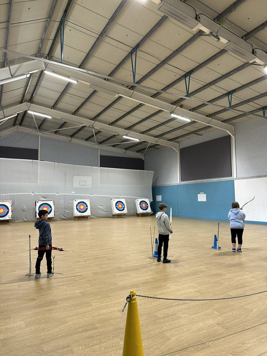 ysgolbroallta's tweet image. Sesiwn saethyddiaeth cyn cinio 🏹 Archery session before lunch 🌯 #blwyddyn6 #pwllglo