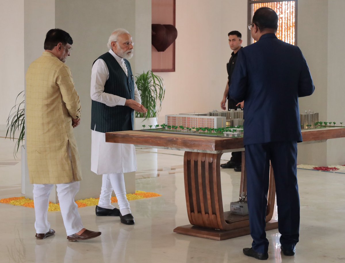prafulkpatel's tweet photo. माननीय प्रधानमंत्री श्री नरेंद्रभाई मोदी जी ने नमो मेडिकल एज्युकेशन और रिसर्च इंस्टिट्यूट सिलवासा का उद्घाटन कर संघप्रदेश को एक  शैक्षिक गढ़ प्रदान दिया। यह अत्याधुनिक कैंपस, संघप्रदेश के मेधावी छात्रओं के लिऐ वरदान स्वरूप नवीन सिद्धियों के मार्ग प्रशस्त करेगा। @narendramodi https://t.co/rc6qAlVfH6