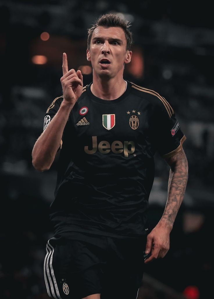 lamascheraaa's tweet photo. Non so se ho amato di più quella maglia nera con i dettagli in oro o il calciatore… https://t.co/4bnSewAtC3