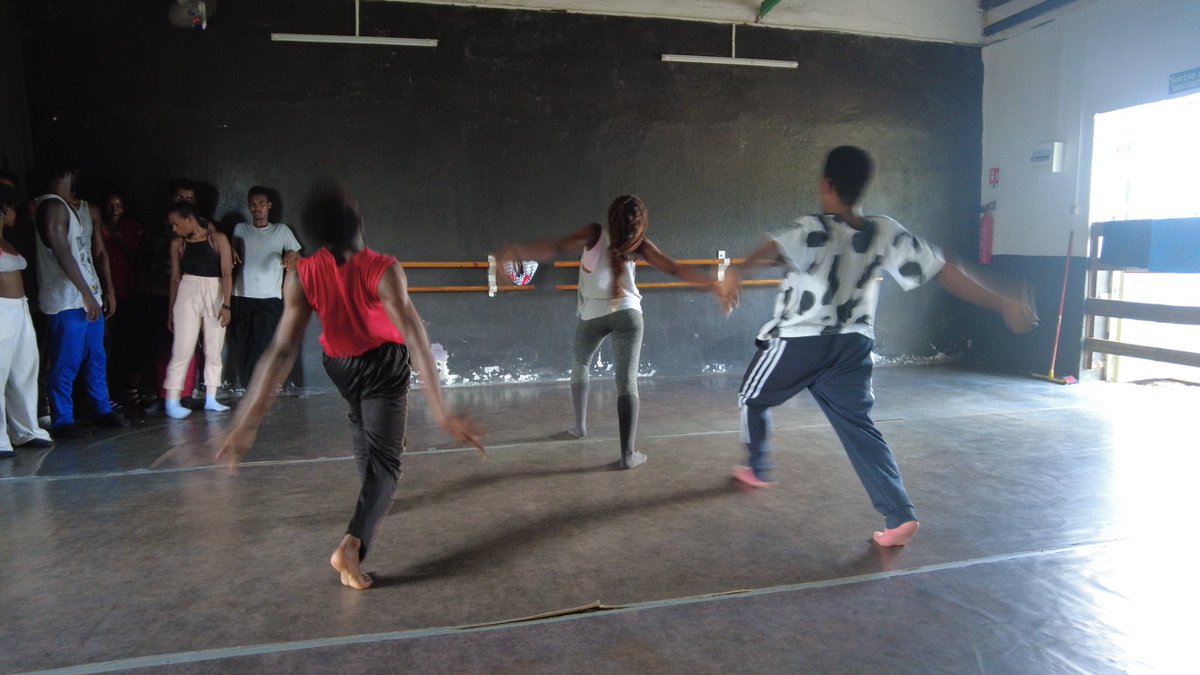 Ian Mwaisunga &amp; Djodjo Kazadi working on a choreography with Muda Dancers and Mayotte dancers from Royaume des fleurs - Cie Kazyadance in Mayotte.

<a href="/Accescultureafr/">Accès Culture Afrique</a> 
#mtimwiri #mapafuyangu #deforestation