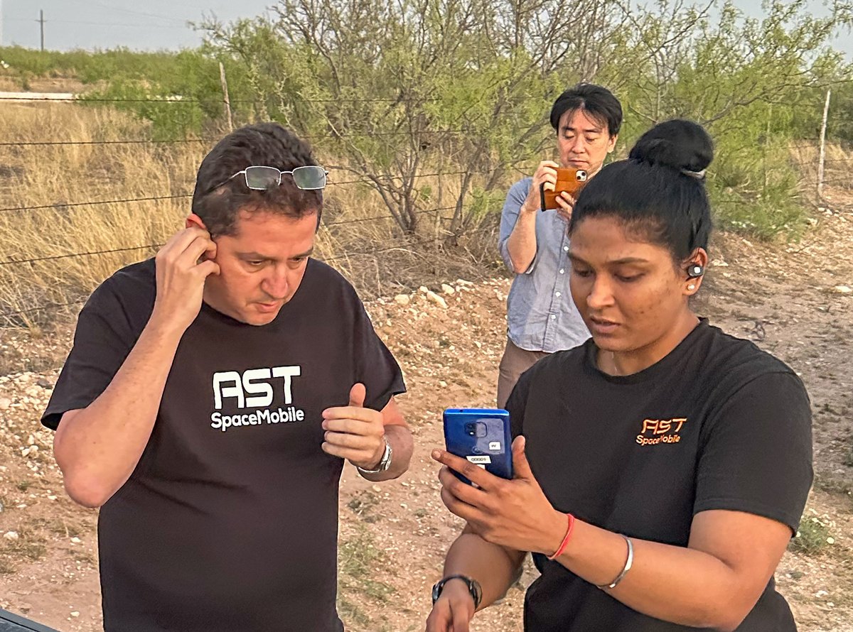 AbelAvellan's tweet photo. Making history — the first-ever space-based voice calls using everyday unmodified smartphones! Thanks to my team and our partners. Read more: https://t.co/BY5K8RfEhX  🤠🤳🏻🇺🇸🇬🇧🇯🇵📶🚀🚀🚀🚀🚀🚀🚀🚀🚀🚀 https://t.co/fM1x7R6I4V