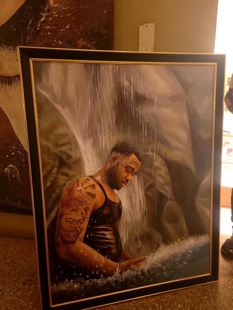spiRiituaL's tweet photo. One of my wives gifted me this just now and i asked her who did this marvelous job that looks so realistic... Ladies &amp; gents, @SilasOnoja did it. ❤️.

And thats the face of my Dad with the 🕊️, yesterday made it 3 years we lost the KING. https://t.co/N8NiBbztqp