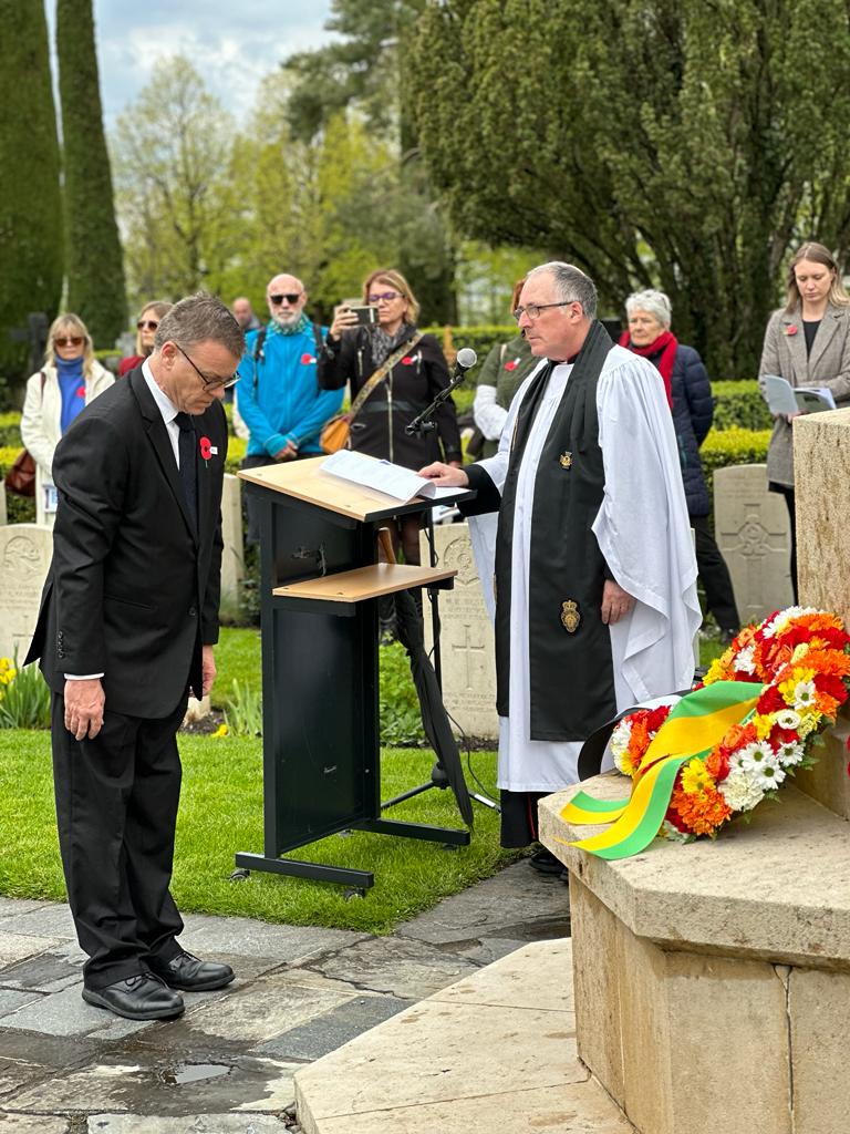 UKEmbassyBerne's tweet photo. Today, our Consul-General Bill Longhurst laid a wreath at Commonwealth War Graves Cemetery in Vevey to honour the members of the Australian and New Zealand Army Corps (ANZAC) who served and died in all wars, conflicts, and peacekeeping operations.

#AnzacDay2023 #LestWeForget https://t.co/HjDl3lVqBb