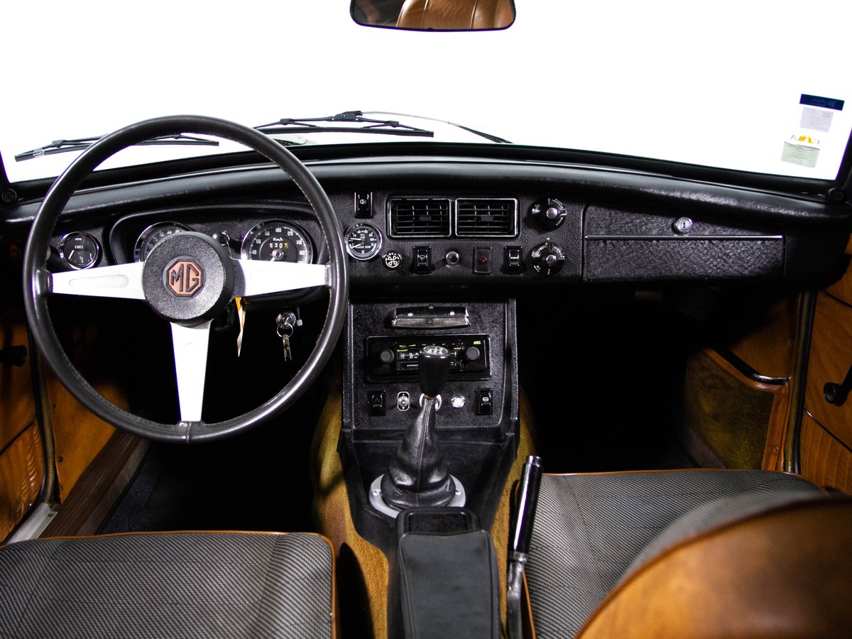 AutoGouveia's tweet photo. MG MGB GT
O MGB GT Coupe foi introduzido em outubro 1965, e cessou produção em 1980. Ostentava uma carroçaria inovadora projetada pela Pininfarina e foi um dos pioneiros na estrutura desportiva "hatchback". 
https://t.co/MvPCINxq2D https://t.co/ChWQw0JzaT