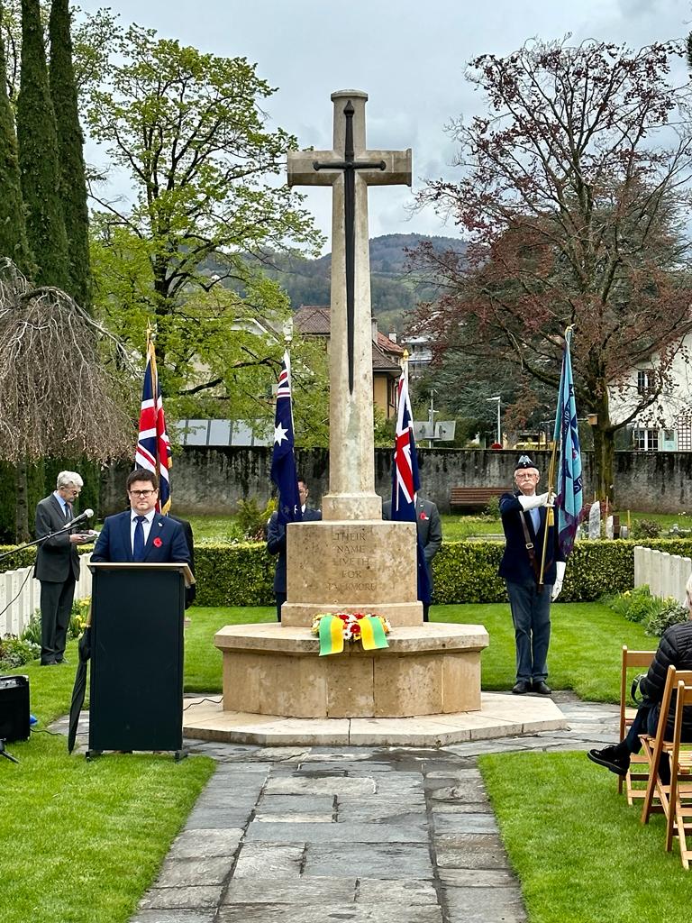 UKEmbassyBerne's tweet photo. Today, our Consul-General Bill Longhurst laid a wreath at Commonwealth War Graves Cemetery in Vevey to honour the members of the Australian and New Zealand Army Corps (ANZAC) who served and died in all wars, conflicts, and peacekeeping operations.

#AnzacDay2023 #LestWeForget https://t.co/HjDl3lVqBb