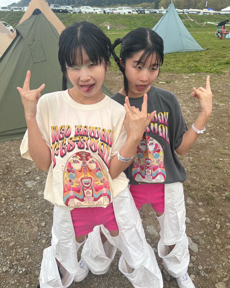 CHAIofficialJPN's tweet photo. あさって4/27にZepp Shinjukuでおこなわれる"NEO KAWAII FESTIVAL 2023"🌺
この日にしか買えないSPECIAL ITEMが登場するに💘✨
Tシャツにトートバッグ,ステッカー⁉️
ほかにも多数あるもんでお見逃しなく💖
チケット一般発売中だもんでHPをCHECK IT OUTだもんで❤️‍🔥🫧
☟
https://t.co/6qpq6q2eak https://t.co/3L5MU44O7V