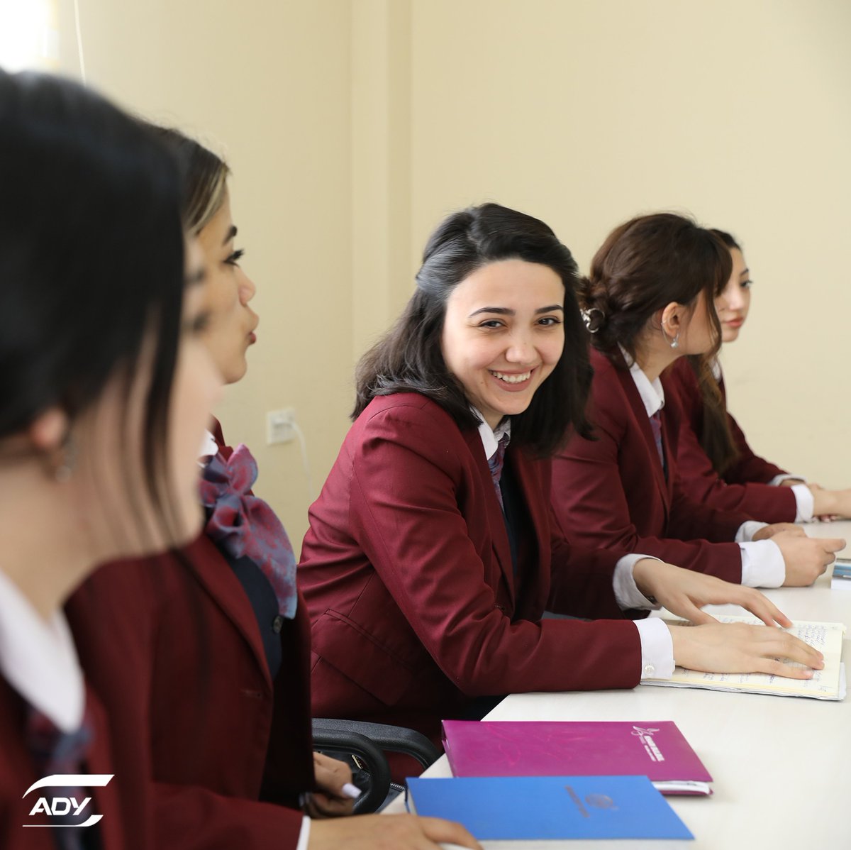 Azdemiryollari's tweet image. ADY sərnişin daşımalarında müştəri məmnunluğunu təmin etmək məqsədilə vaqon bələdçiləri üçün vaxtaşırı olaraq peşə təlimləri təşkil edir.

Keyfiyyətli və təhlükəsiz səyahət üçün ADY-ni seçin.🤝#ady #demiryollari #telim