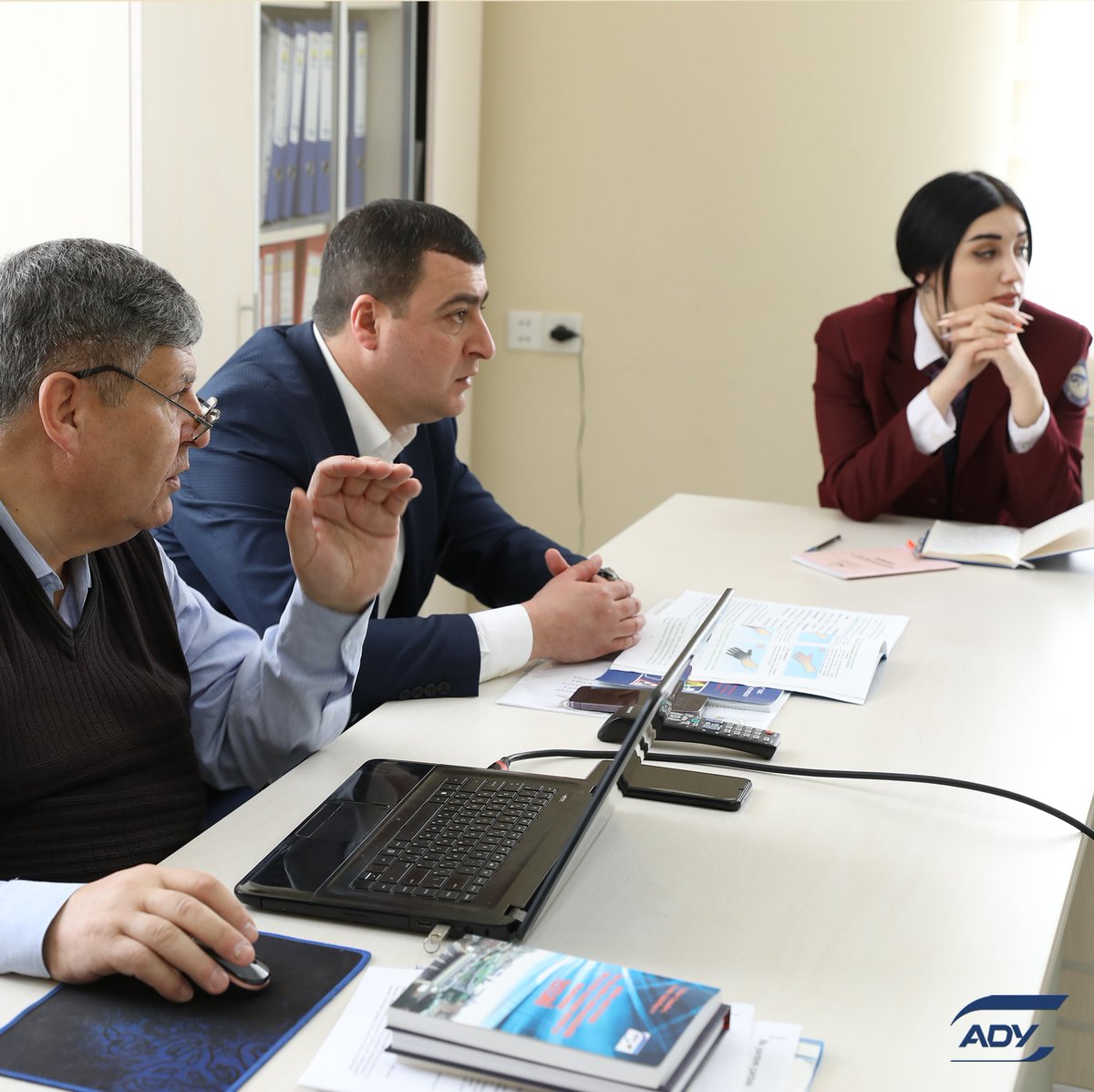 Azdemiryollari's tweet image. ADY sərnişin daşımalarında müştəri məmnunluğunu təmin etmək məqsədilə vaqon bələdçiləri üçün vaxtaşırı olaraq peşə təlimləri təşkil edir.

Keyfiyyətli və təhlükəsiz səyahət üçün ADY-ni seçin.🤝#ady #demiryollari #telim