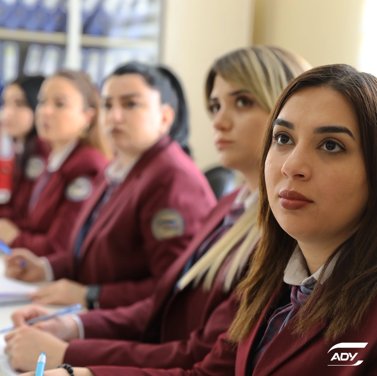 Azdemiryollari's tweet image. ADY sərnişin daşımalarında müştəri məmnunluğunu təmin etmək məqsədilə vaqon bələdçiləri üçün vaxtaşırı olaraq peşə təlimləri təşkil edir.

Keyfiyyətli və təhlükəsiz səyahət üçün ADY-ni seçin.🤝#ady #demiryollari #telim