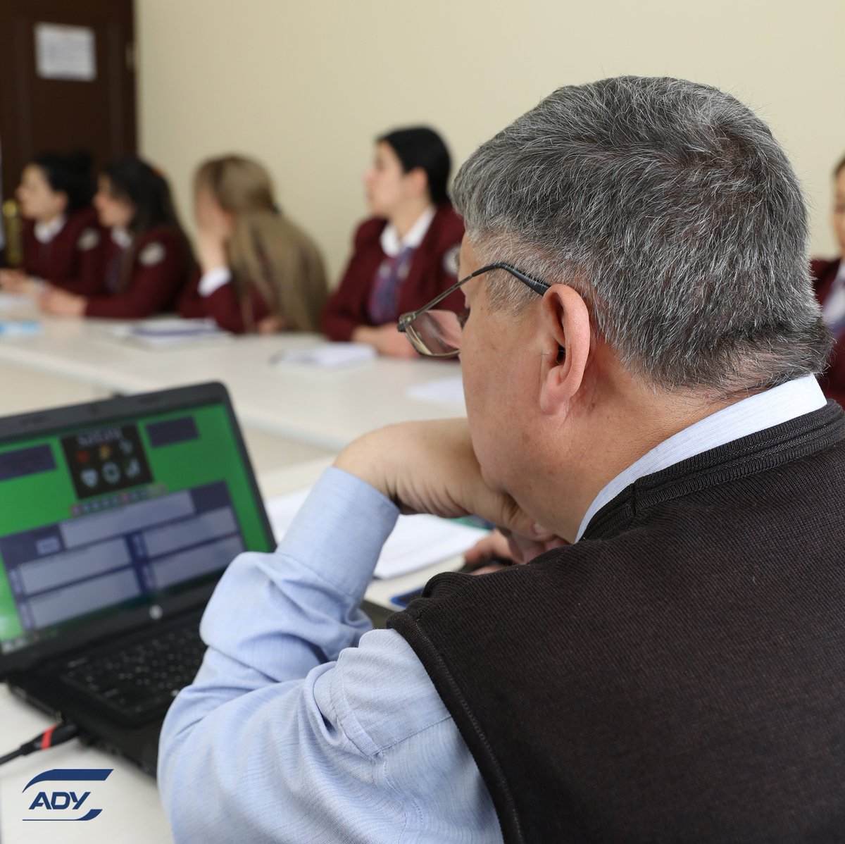 Azdemiryollari's tweet image. ADY sərnişin daşımalarında müştəri məmnunluğunu təmin etmək məqsədilə vaqon bələdçiləri üçün vaxtaşırı olaraq peşə təlimləri təşkil edir.

Keyfiyyətli və təhlükəsiz səyahət üçün ADY-ni seçin.🤝#ady #demiryollari #telim