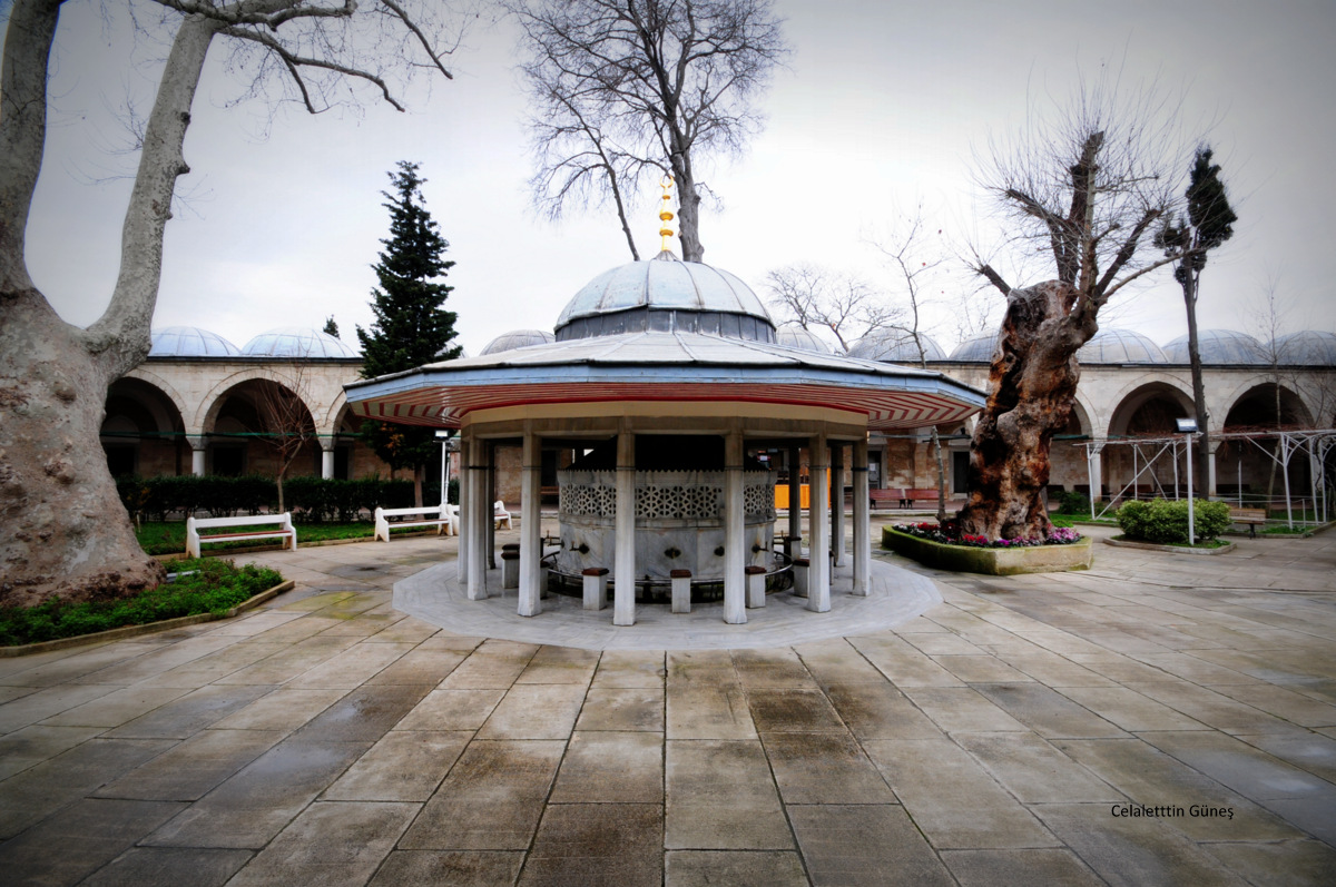 celalettingunes's tweet photo. Büyük bir külliye Atîk Vâlide. Cami ve geniş bahçesi,  emsalsiz huzur bahşediyor. Bu geniş bahçenin ortasındaki şadırvan, iki yanında oldukça yaşlı (belki cami kadar) iki çınarla tamamlıyor tabloyu. Mart ayı, yağmur çiselemiş. Yaprakları patlamamış henüz dalların. #atikvalide https://t.co/YaFrwPuknD