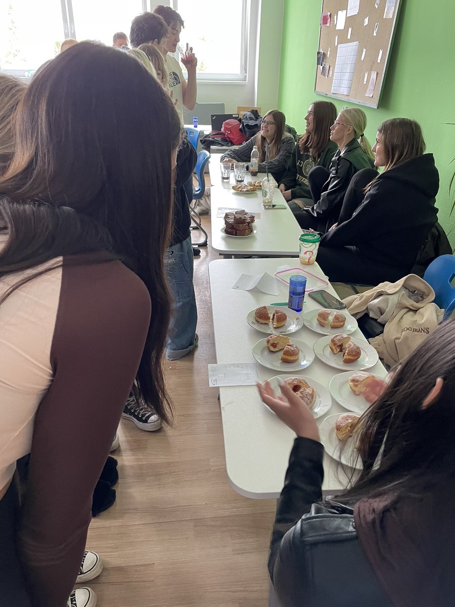 chi_stemgems's tweet photo. Followed up with some AR anatomy modelled by @Chi_College @chi_stemgems and sweet treat tasting all baked by students from our host school #bábovka https://t.co/vS4pKpf4Uy