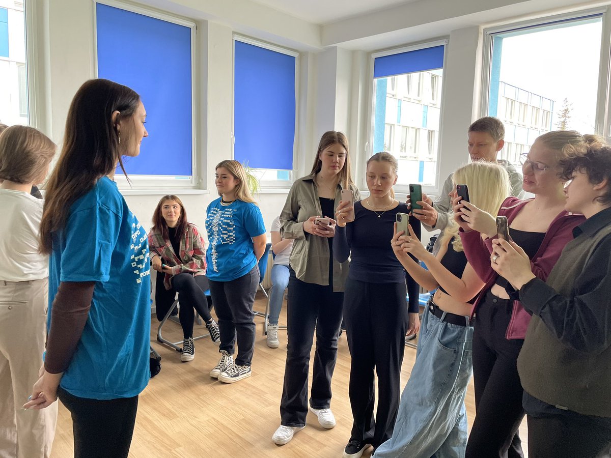 chi_stemgems's tweet photo. Followed up with some AR anatomy modelled by @Chi_College @chi_stemgems and sweet treat tasting all baked by students from our host school #bábovka https://t.co/vS4pKpf4Uy
