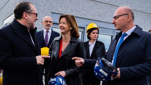 MZEZ_RS's tweet photo. MZEZ @tfajon po trilateralnem srečanju 🇸🇮, 🇦🇹 &amp; 🇭🇷: "Rešitve za soočanje z neurejenimi migracijami moramo iskati skupaj v #EU, z zaupanjem in ne z gradnjo zidov. Ljudem moramo omogočiti čimbolj normalna &amp; svobodna potovanja ter vzpostaviti #Schengen kot smo ga poznali prej." https://t.co/0AQMR2JhoZ