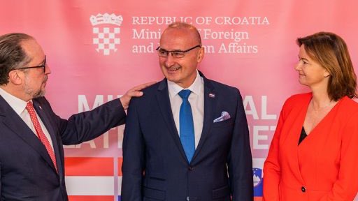 MZEZ_RS's tweet photo. MZEZ @tfajon po trilateralnem srečanju 🇸🇮, 🇦🇹 &amp; 🇭🇷: "Rešitve za soočanje z neurejenimi migracijami moramo iskati skupaj v #EU, z zaupanjem in ne z gradnjo zidov. Ljudem moramo omogočiti čimbolj normalna &amp; svobodna potovanja ter vzpostaviti #Schengen kot smo ga poznali prej." https://t.co/0AQMR2JhoZ