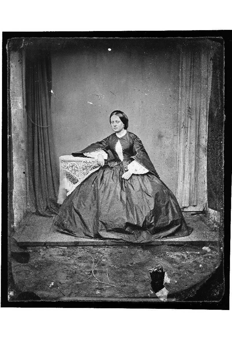 Nyt liikkumatta, sano muikku! 📸⁠ Loviisan kaupungin museon aineistopaketti vie vuoteen 1864, jolloin A.W. Felixzon avasi valokuvausateljeen. Hän kuvasi mm. paikallista porvaristoa. Opi lisää valokuvauksen historiasta 👉 finna.fi/Content/liikku… #opehommat #finnaluokkahuone