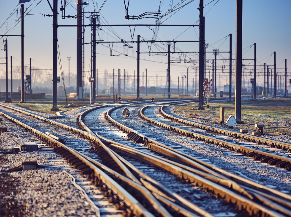 ↘️ Evenveel besparen als het jaarlijkse 💡-verbruik van 620 Belgische gezinnen? Wij deden het deze winter in onze gebouwen, werkplaatsen en dankzij ons wisselverwarmingssysteem. Zonder in te boeten op de kwaliteit van onze dienstverlening 👏. #spoorwegen #energie #weareinfrabel