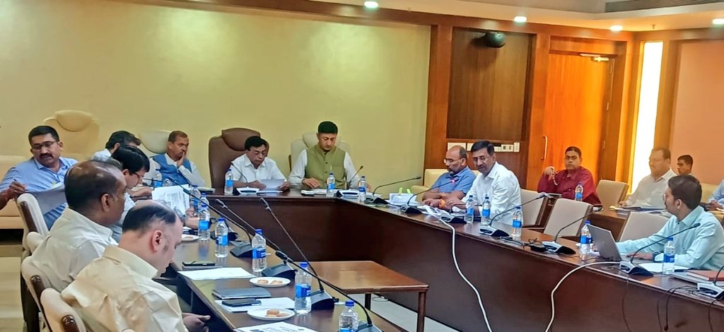 आज मंत्रालय में अनुसूचित जाति, अनुसूचित जनजाति के युवाओं के लिए स्वरोजगार के अवसर उपलब्ध कराने के उद्देश्य से वित्त मंत्री श्री जगदीश देवड़ा जी की अध्यक्षता में हुई बैठक में सम्मिलित हुआ।