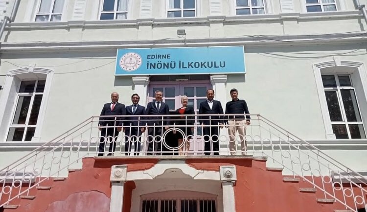 Edirne_MEM's tweet photo. İl Millî Eğitim Müdürümüz Sayın Dr. Önder Arpacı, beraberinde Eğitim Müfettişleri Başkanımız ve Müdür Yardımcılarımız ile @EdirneInonu İlkokulunu ziyaret edip, sürdürülen çalışmalar hakkında bilgi aldı; değerlendirmelerde bulundu. 
@tcmeb
@edirne_valiligi @Dr_Onderarpaci https://t.co/npYMEQTm1T