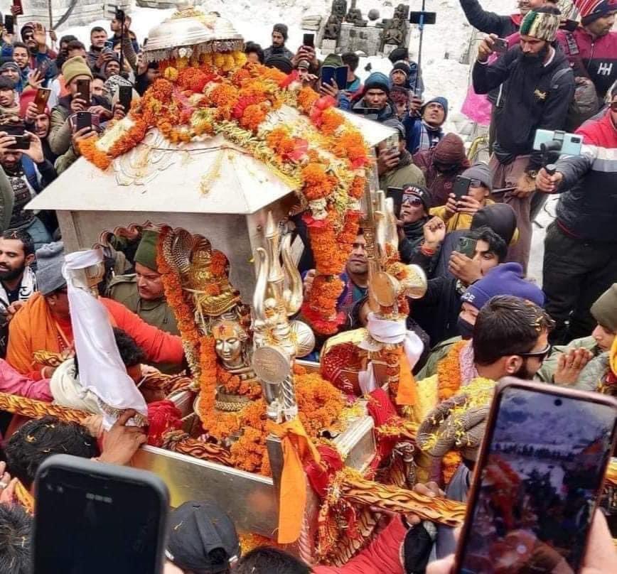 toauofficial's tweet photo. जय बाबा केदारनाथ जी 🚩🚩🚩
बाबा श्री केदारनाथ जी की चलविग्रह डोली आज धाम में पहुँची,कल प्रातः विधिवत परम्परानुसार कपाट खोल दिए जाएंगे 🙏 https://t.co/ifQMUxxF4m