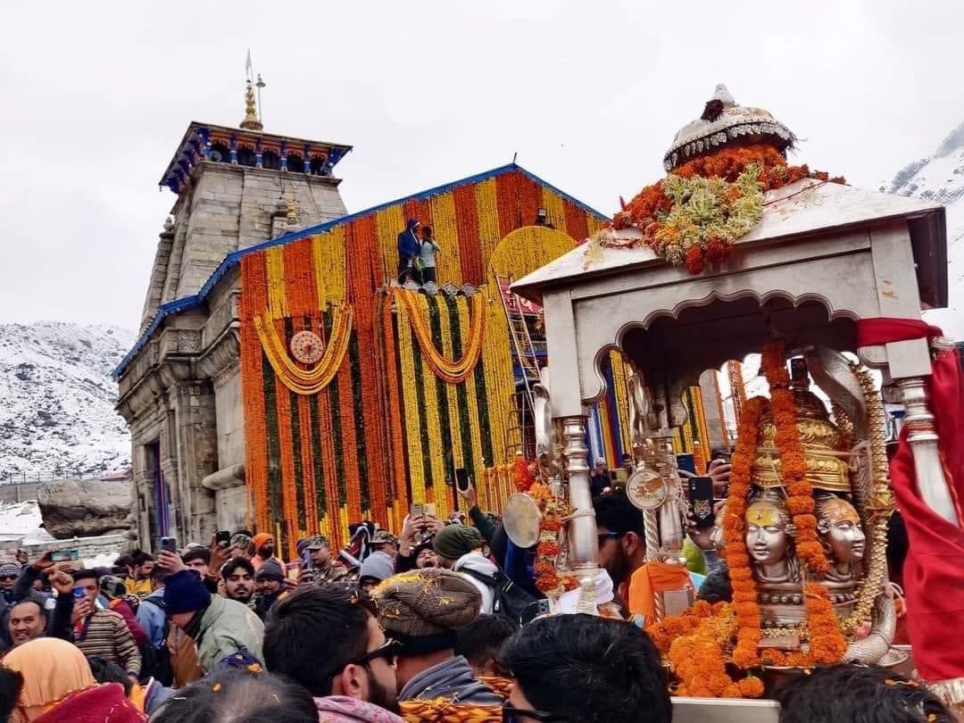 toauofficial's tweet photo. जय बाबा केदारनाथ जी 🚩🚩🚩
बाबा श्री केदारनाथ जी की चलविग्रह डोली आज धाम में पहुँची,कल प्रातः विधिवत परम्परानुसार कपाट खोल दिए जाएंगे 🙏 https://t.co/ifQMUxxF4m