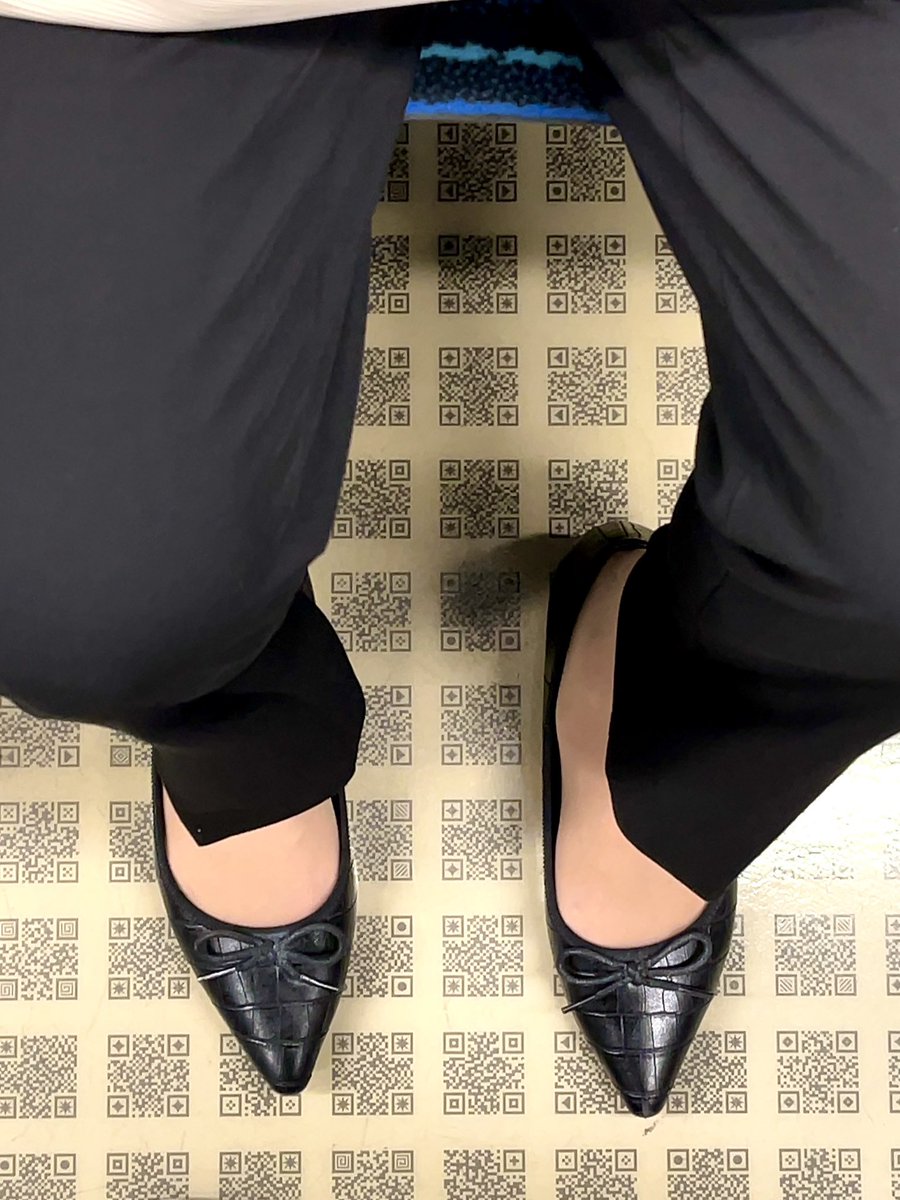 love_panst28's tweet photo. 【本日のパンスト】
出勤前の40代OLお姉さん♡
パンツスーツから見えるスト脚がそそります💕
脚を少し開いてるのがまた良き♡

#パンスト #ストッキングフェチ #PantyStocking #脚フェチ https://t.co/fZlWvNMipt