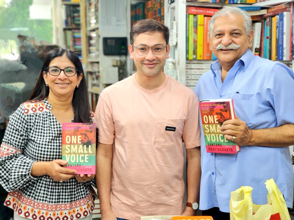 Bahrisons_books's tweet photo. At the shop with @santanu_bx & his debut novel #onesmallvoice
Dazzling and deeply moving, it is a novel of modern India: of violence and prejudice, friendship & loyalty, community and tradition, and of a young man coming of age in a country on fire.
@PenguinIndia
#Readwithbahri https://t.co/dWf1csAP5m