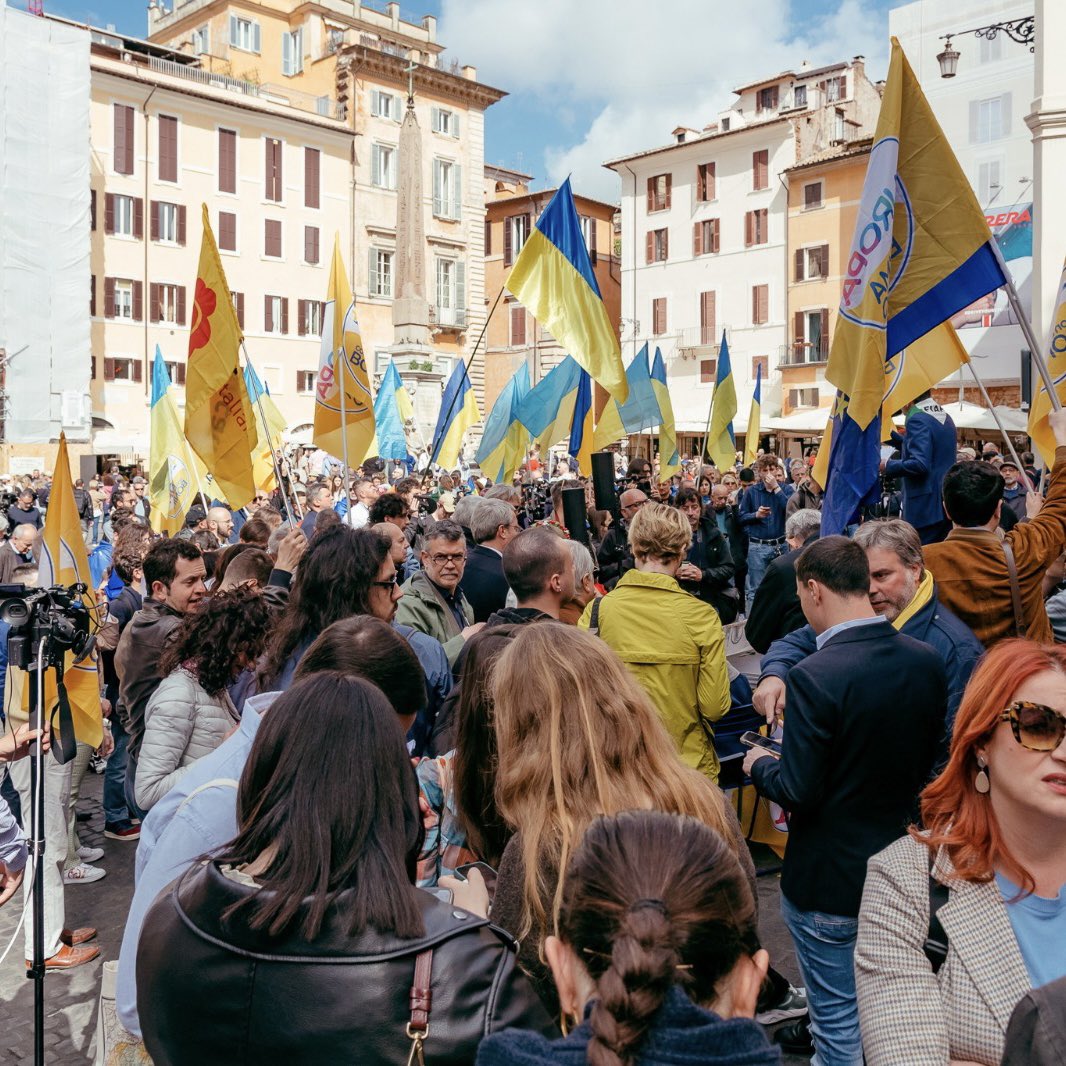 Roma_in_Azione's tweet photo. "Le istituzioni repubblicane e democratiche nascono
dalla Liberazione e che nessuno faccia distinguo. Oggi è una festa di
tutti, anche dei nostri fratelli ucraini". 
Presenti alla manifestazione "Ieri, oggi, domani, Resistenza" al Pantheon.
#azione
#25aprile2023 https://t.co/Z9Y7B5sWeh