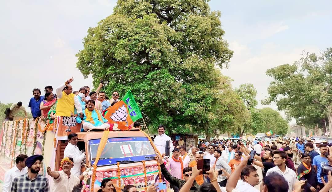 prakashpal_bjp's tweet photo. भाजपा की महापौर प्रत्याशी श्रीमती प्रमिला पाण्डेय जी ने नामांकन किया। 
सम्मानित पार्टी पदाधिकारियों, देवतुल्य कार्यकर्ताओं के जबर्दस्त उत्साह के बीच  जनप्रतिनिधिगण के साथ भाजपा प्रत्याशी श्रीमती प्रमिला पाण्डेय जी के नामांकन जुलूस में सम्मिलित हुआ और शुभकामनाएं देते हुए https://t.co/8PeA2NwsvO