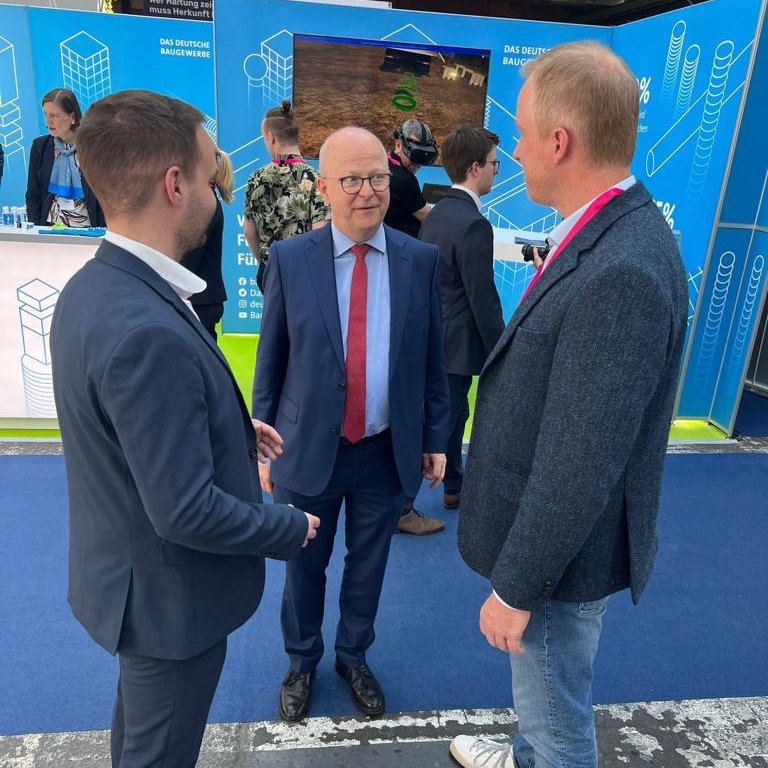 Spannender <a href="/fdp/">FDP</a>  Bundesparteitag in Berlin! Auch wir waren vor Ort. Danke an die vielen Besucher und aufschlussreichen Gespräche!
<a href="/c_lindner/">Christian Lindner</a> <a href="/Wissing/">Volker Wissing</a> <a href="/carina_konrad/">Carina Konrad</a> <a href="/koehler_fdp/">Lukas Köhler</a> <a href="/johannesvogel/">Johannes Vogel</a> <a href="/olafinderbeek/">Olaf in der Beek</a> 

#Wärmewende #Elektromobilität