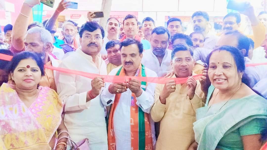 prakashpal_bjp's tweet photo. फतेहपुर नगर पालिका परिषद, बिंदकी नगर पालिका परिषद व जहानाबाद नगर पंचायत में नगर निकाय चुनाव के दृष्टिगत चुनाव संचालन समिति की बैठक ली और कार्यालय का उद्घाटन किया। https://t.co/19tXpmd3gV