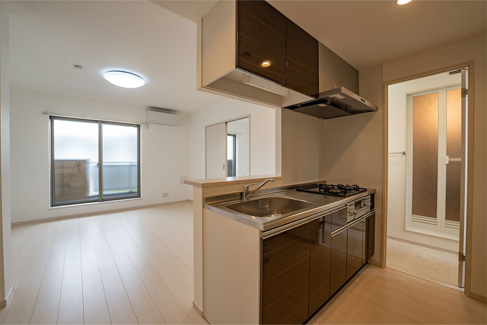 東京ガレージ on Twitter "【神奈川県厚木市 賃貸ガレージハウス】 『明るく整備性の良いガレージ』 ガレージ寸法は横幅5.25m×